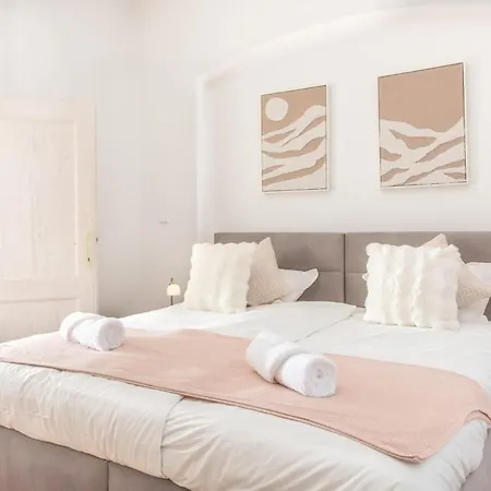 Bright & Cozy 2br - *